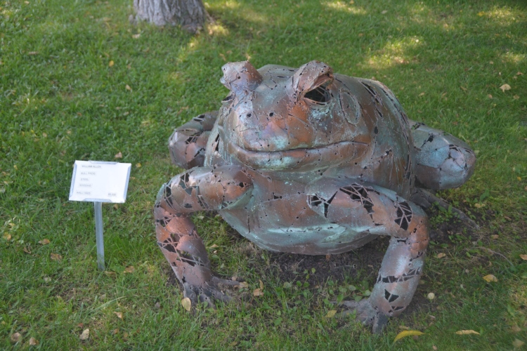 frog sculpture